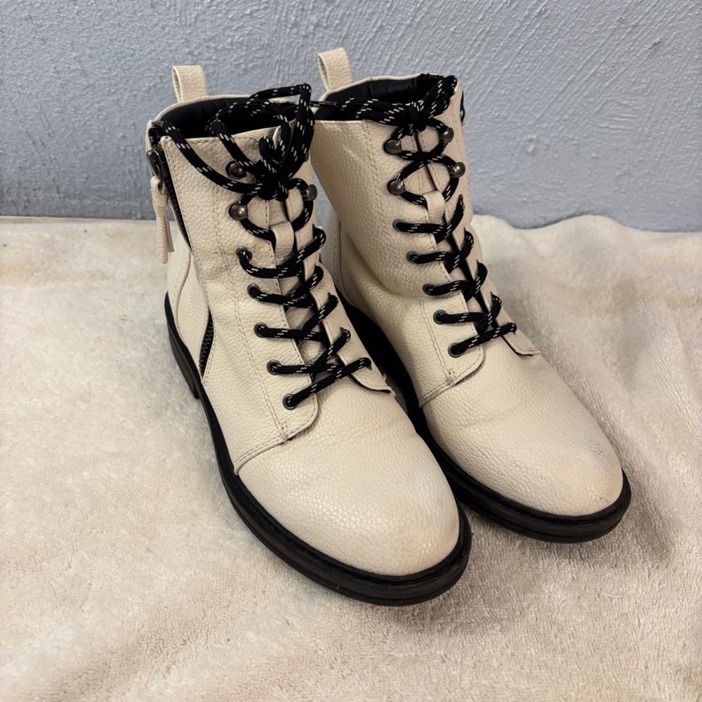 BareTraps Cream and Black Combat Boots SZ 7.5 M Lace Up AMY SUE Comfort Insoles